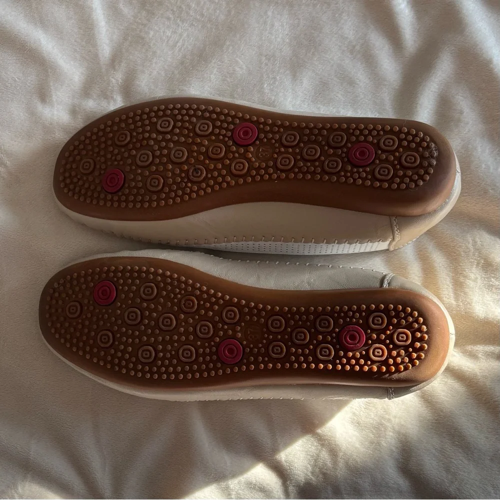 GND White and Tan Loafers Flats Size 7